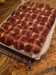 baked hot cross buns