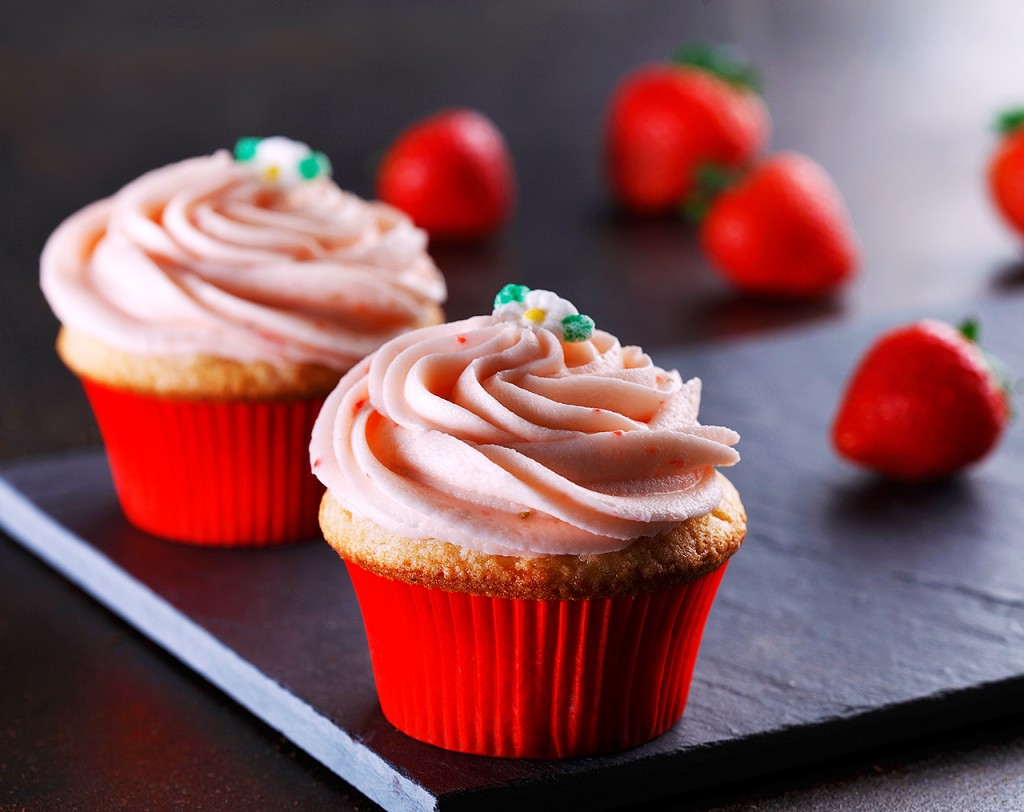 Strawberry Cupcake | www.canolaeatwell.com