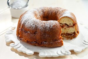 Apple Bundt Cake | www.canolaeatwell.com