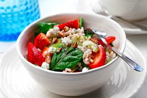 Barley Salad with Spinach and Strawberries|www.canolaeatwell.com