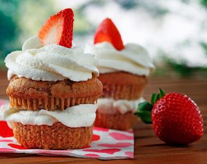 Strawberry Tea Cakes with Lemon Cream | www.canolaeatwelll.com