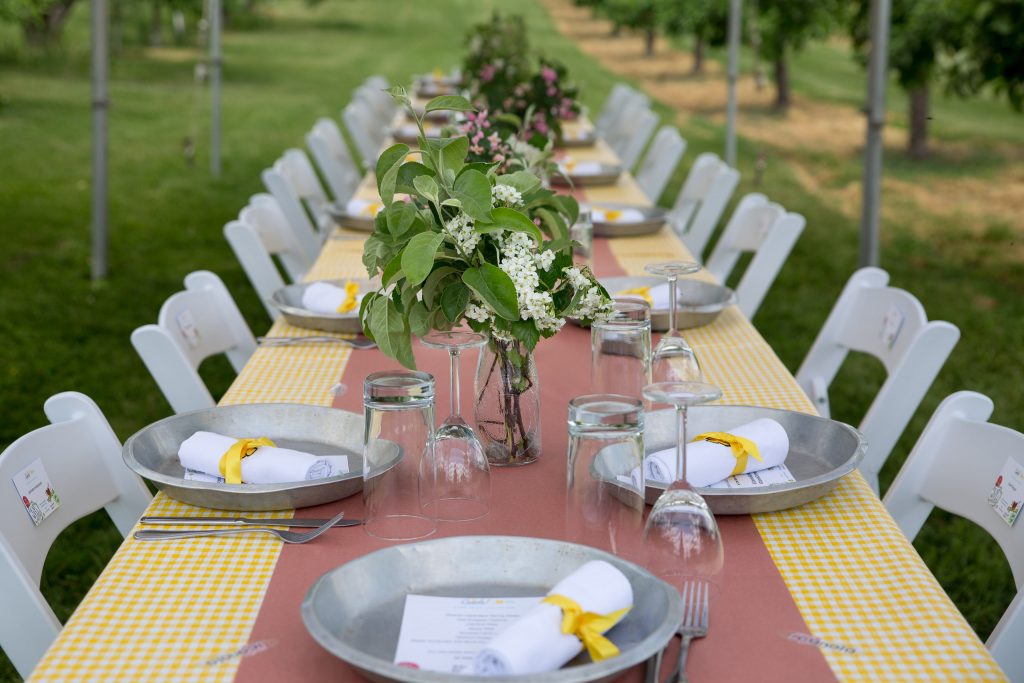 Dining Outside | www.canolaeatwell.com
