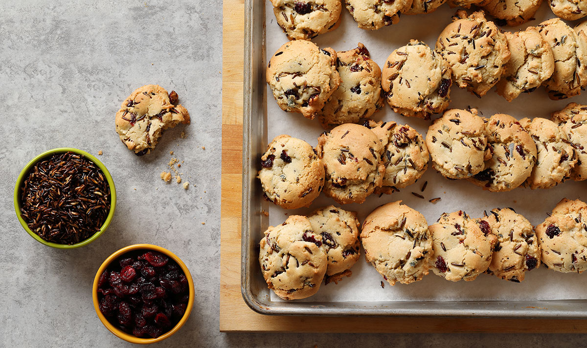 Cranberry Sage Puffed Wild Rice Cookies | CanolaEatWell.com